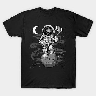 Astronaut Selfie Ethereum Crypto ETH Coin To The Moon Crypto Token Cryptocurrency Wallet Birthday Gift For Men Women Kids T-Shirt